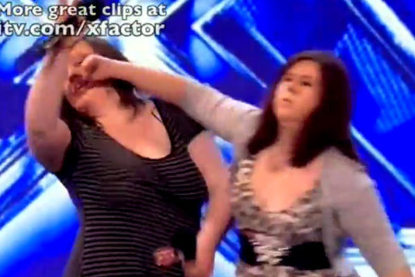 Uczestniczki brytyjskiego The X Factor pobiły się na scenie | Foto: YouTube