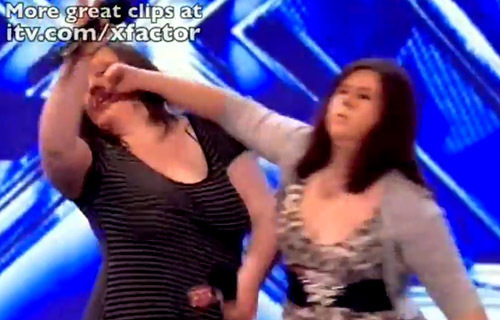 Uczestniczki brytyjskiego The X Factor pobiły się na scenie | Foto: YouTube