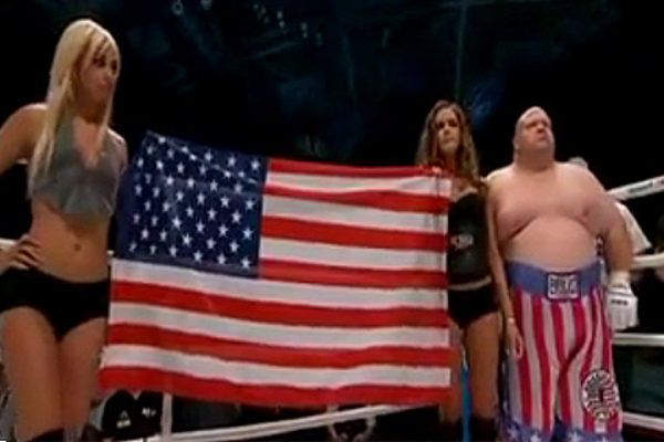 Przed walką bokserską Mateusz Krautwurst zaśpiewał hymn USA i... wywołał skandal | Foto: Polsat