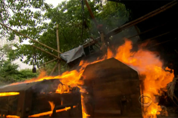 Pożar spopielił dobytek uczestników Survivor | Foto: CBS