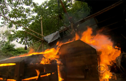 Pożar spopielił dobytek uczestników Survivor | Foto: CBS