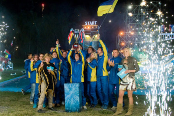 Drużyna z Ukrainy świętuje swoje zwycięstwo w programie Wipeout | fot. Endemol