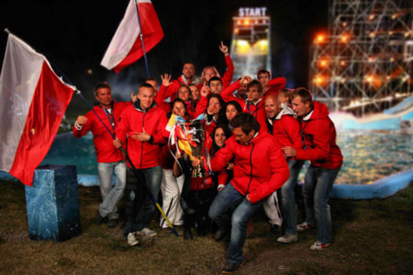 Polska drużyna świętuje zwycięstwo w programie Wipeout | fot. TVN