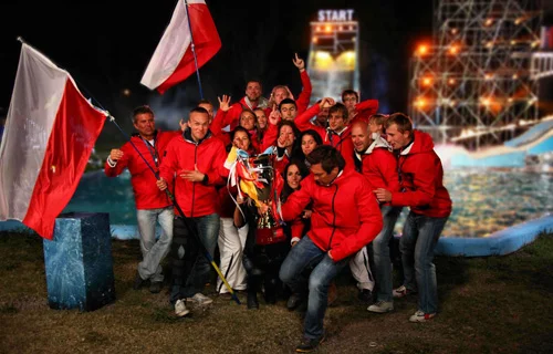 Polska drużyna świętuje zwycięstwo w programie Wipeout | fot. TVN