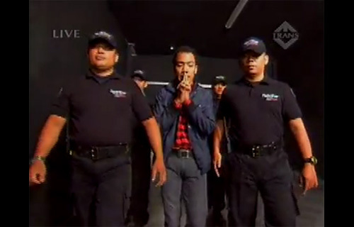 Uczestnik indonezyjskiego Big Brothera aresztowany w programie na żywo | fot. Trans TV